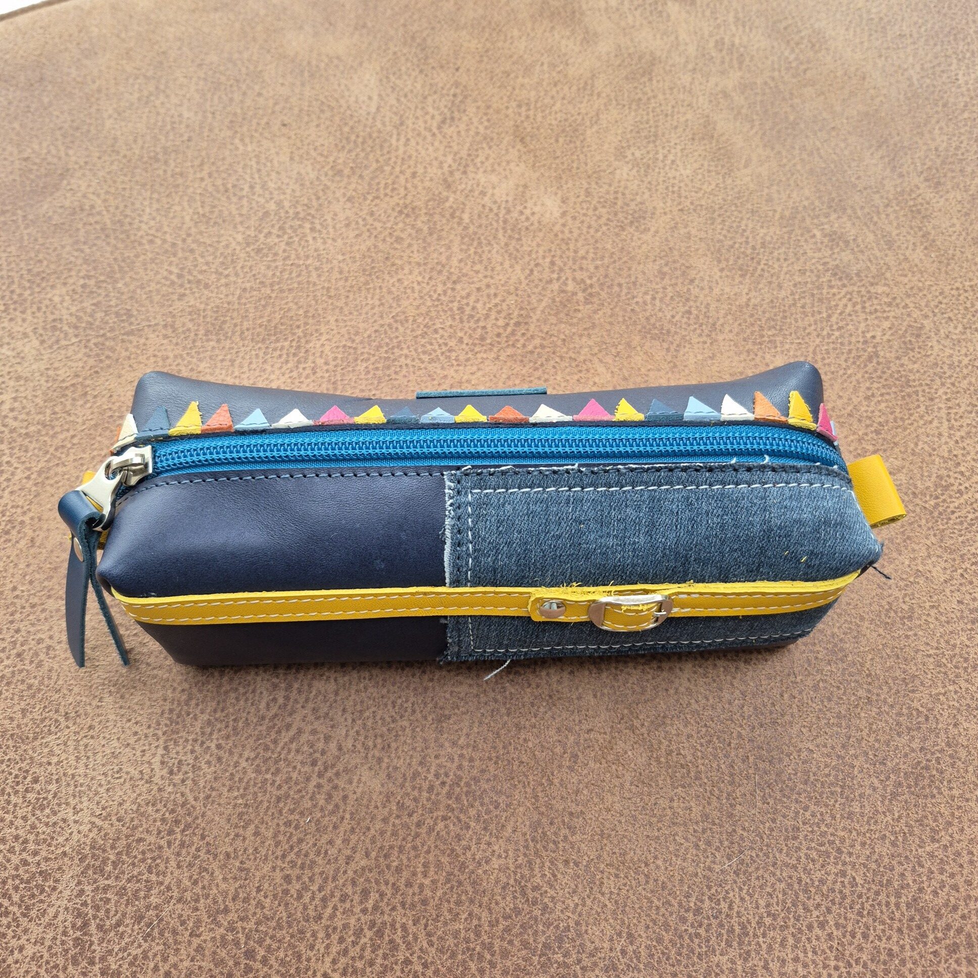 mireille-daelman-etui-blauw-met-riempje